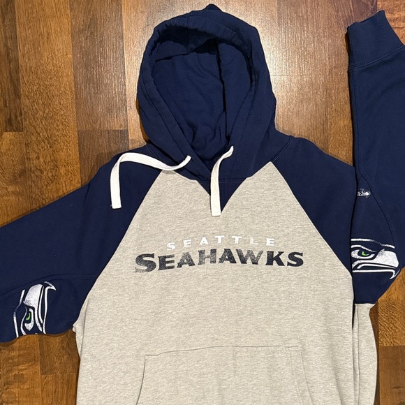 Men's Seattle Seahawks Hands High Pullover Hoodie (size XL) - Picture 2 of 7